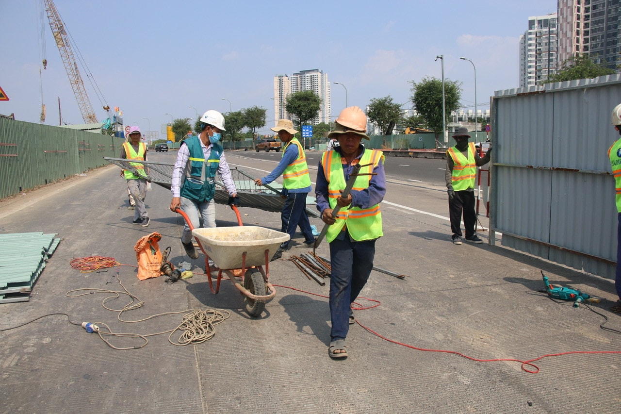 Công nhân chuẩn bị rào chắn để bắt đầu thi công giai đoạn 2 của dự án