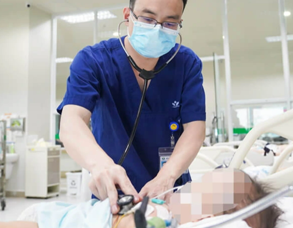 Bé 2 tháng tuổi tổn thương thần kinh do gia đình bế rung lắc để dỗ -0