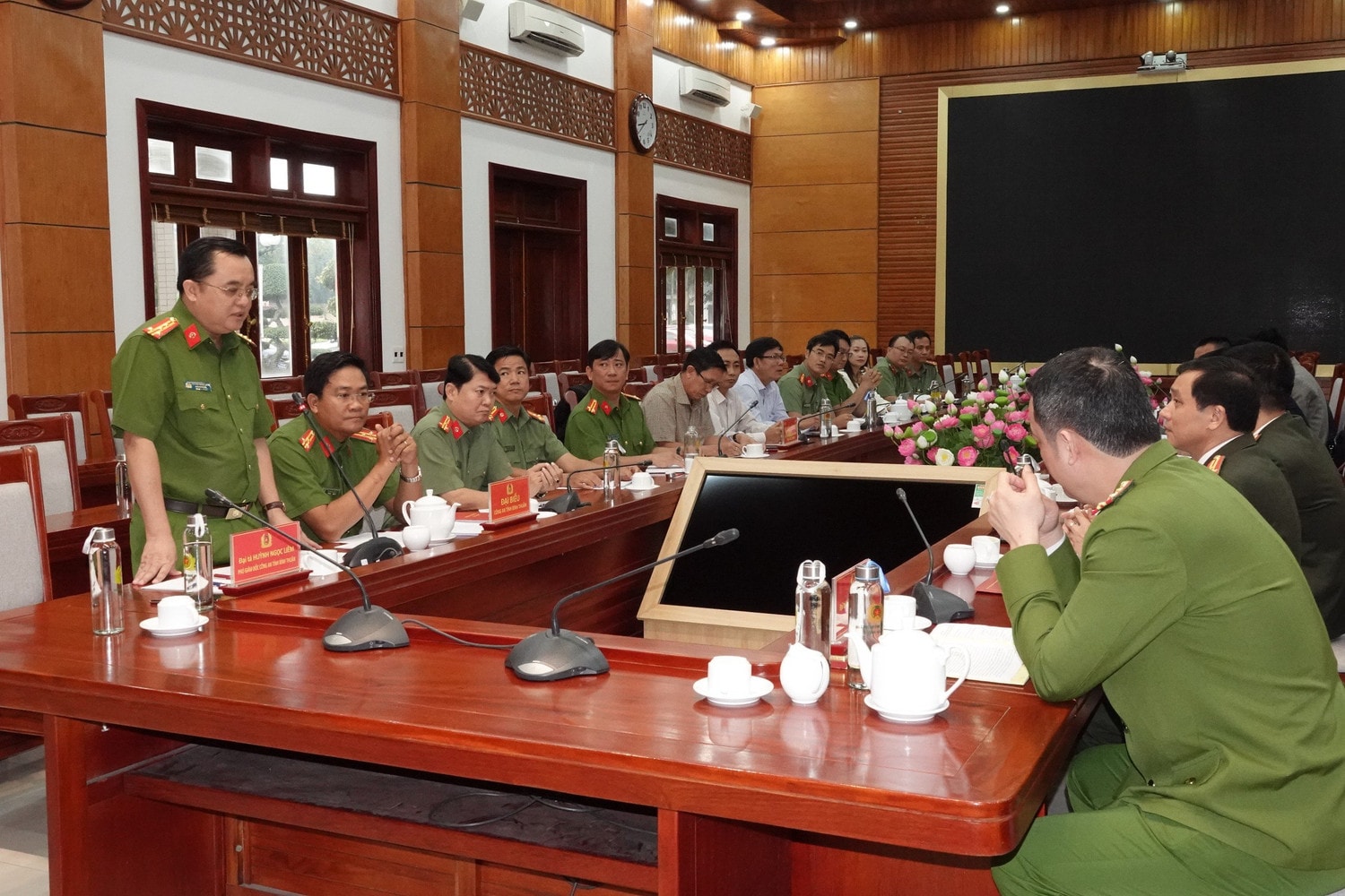 Đại tá Huỳnh Ngọc Liêm, Phó Giám đốc Công an tỉnh Bình Thuận phát biểu tại hội nghị
