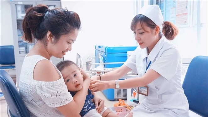 Tăng cường tiêm vaccine sởi cho trẻ 9 tháng tuổi và vaccine sởi - rubella cho trẻ 18 tháng tuổi. Ảnh: ITN