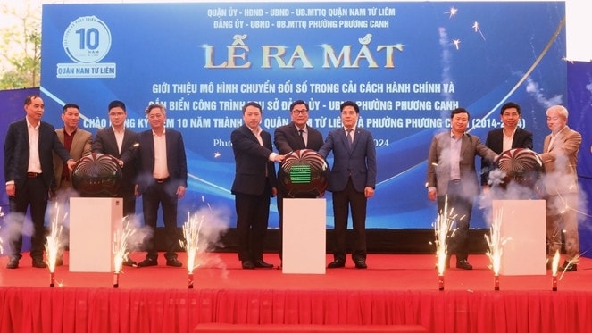 Lãnh đạo thành phố Hà Nội và quận Nam Từ Liêm ấn nút ra mắt mô hình chuyển đổi số trong cải cách hành chính tại phường Phương Canh