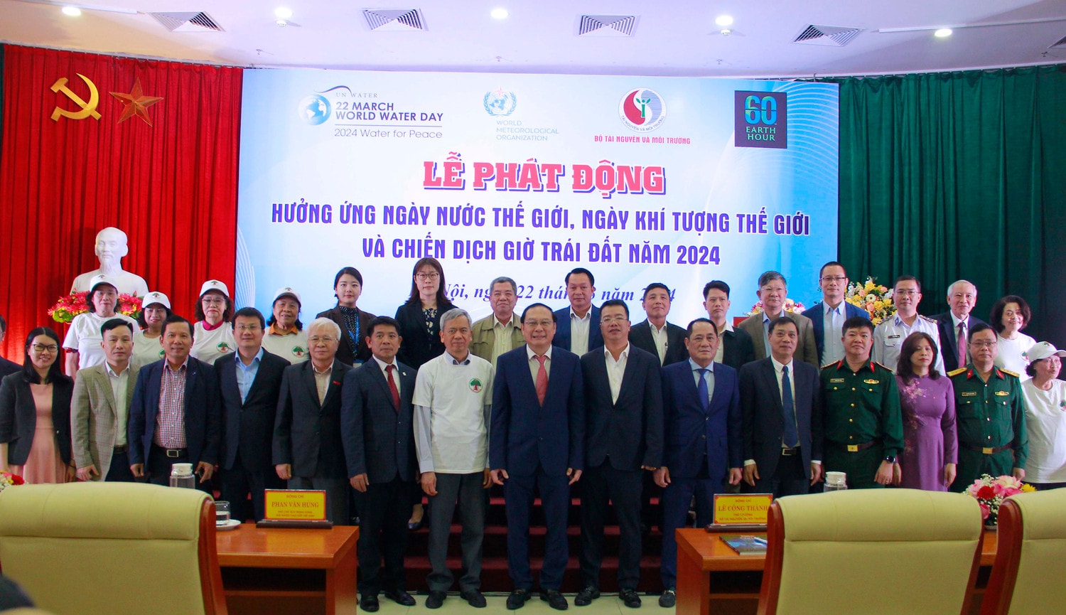 Các đại biểu chụp hình lưu niệm tại buổi lễ Chung tay bảo vệ, phục hồi và phát triển tài nguyên nước -0