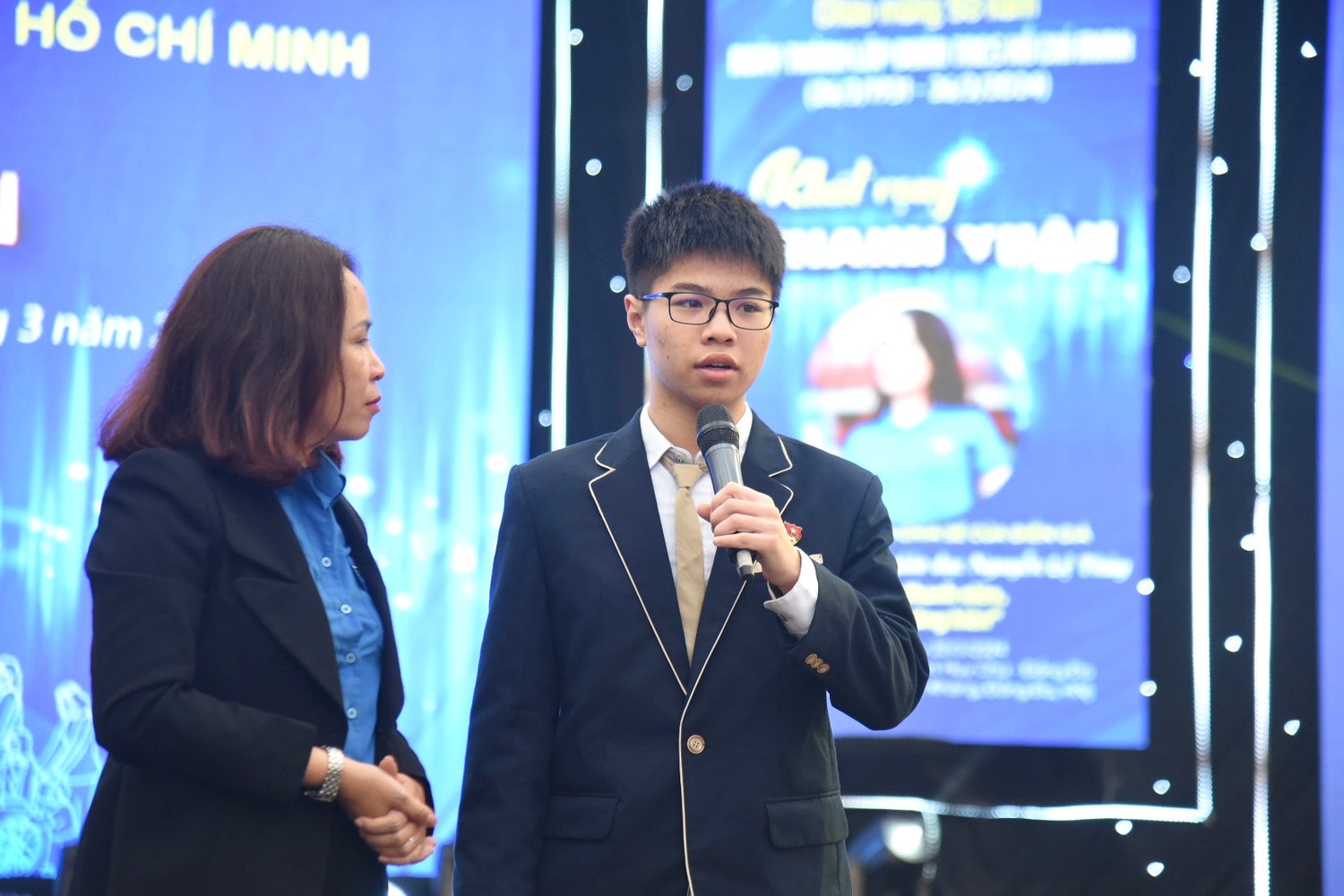 Cô Nguyễn Lệ Thủy, chuyên gia tâm lý giáo dục, Báo Thiếu niên tiền phong và Nhi đồng chia sẻ cùng học sinh Trường THPT Phan Huy Chú - Đống Đa về chủ đề “lý tưởng thanh niên, khát vọng và cống hiến” (Ảnh: Xuân Quý) Sôi nổi chương trình chào mừng 93 năm ngày thành lập Đoàn TNCS Hồ Chí Minh của Trường THPT Phan Huy Chú - Đống Đa -0