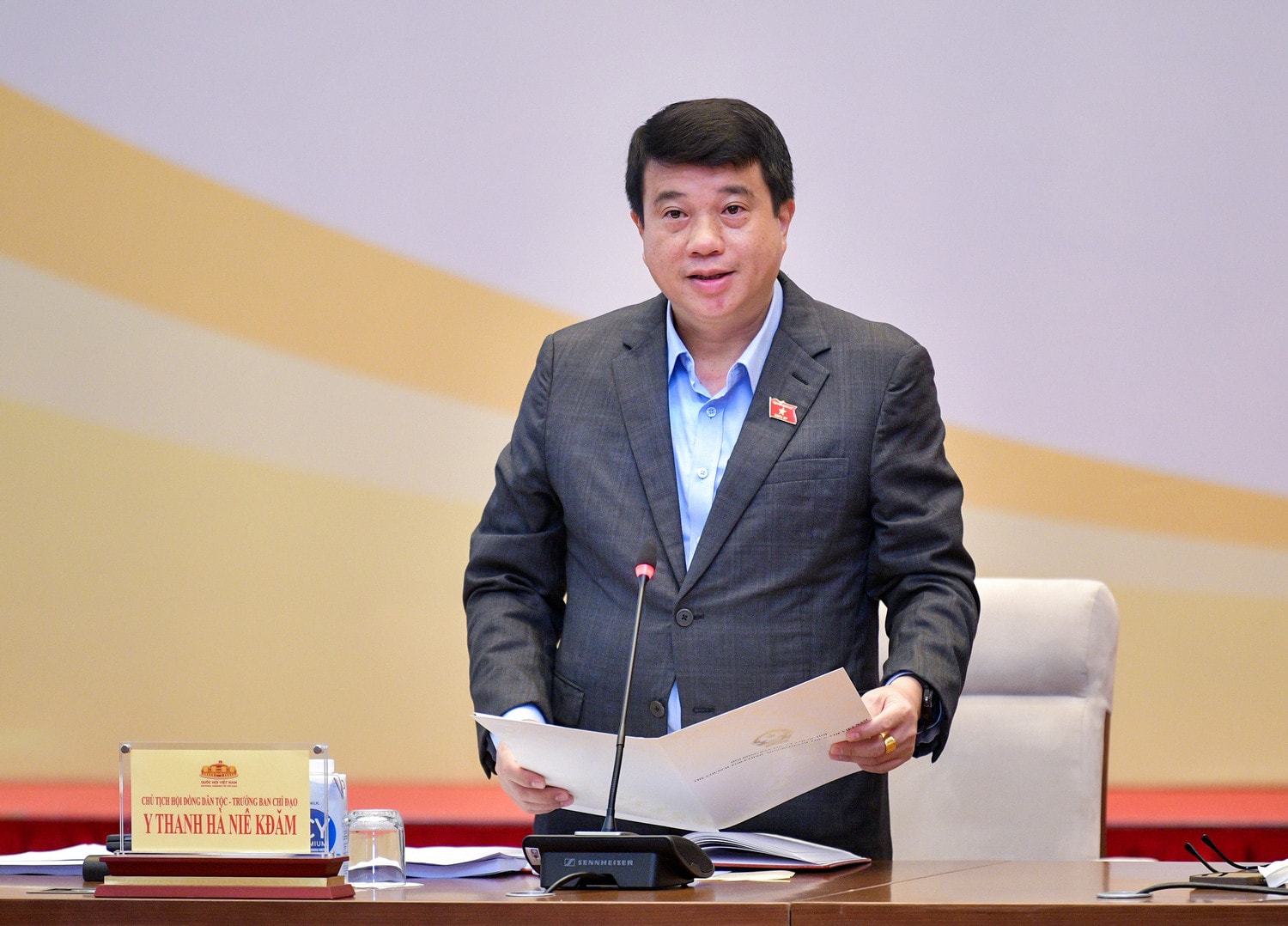 Chủ tịch Hội đồng Dân tộc Y Thanh Hà Niê Kđăm phát biểu khai mạc Phiên họp - Ảnh H.Ngọc