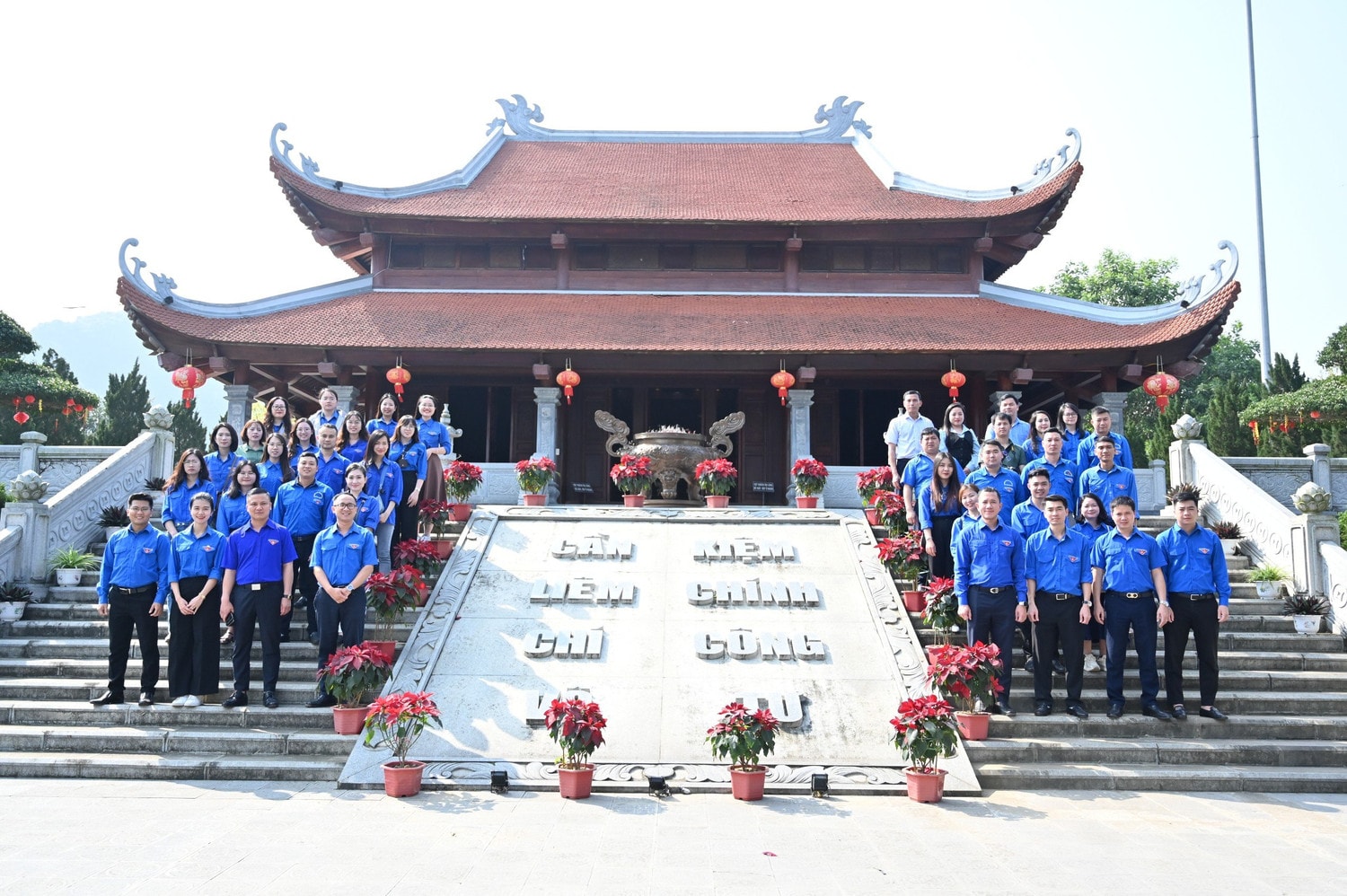 Đoàn Thanh niên Văn phòng Quốc hội dâng hương tưởng niệm Chủ tịch Hồ Chí Minh tại Thủy điện Hòa Bình
