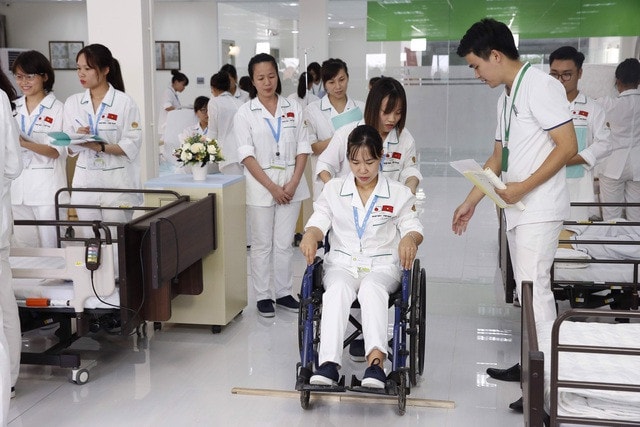 Nhân viên chăm sóc sức khỏe (điều dưỡng) đang là nghề được nhiều quốc gia phát triển tuyển dụng với mức lương cao (ITN)