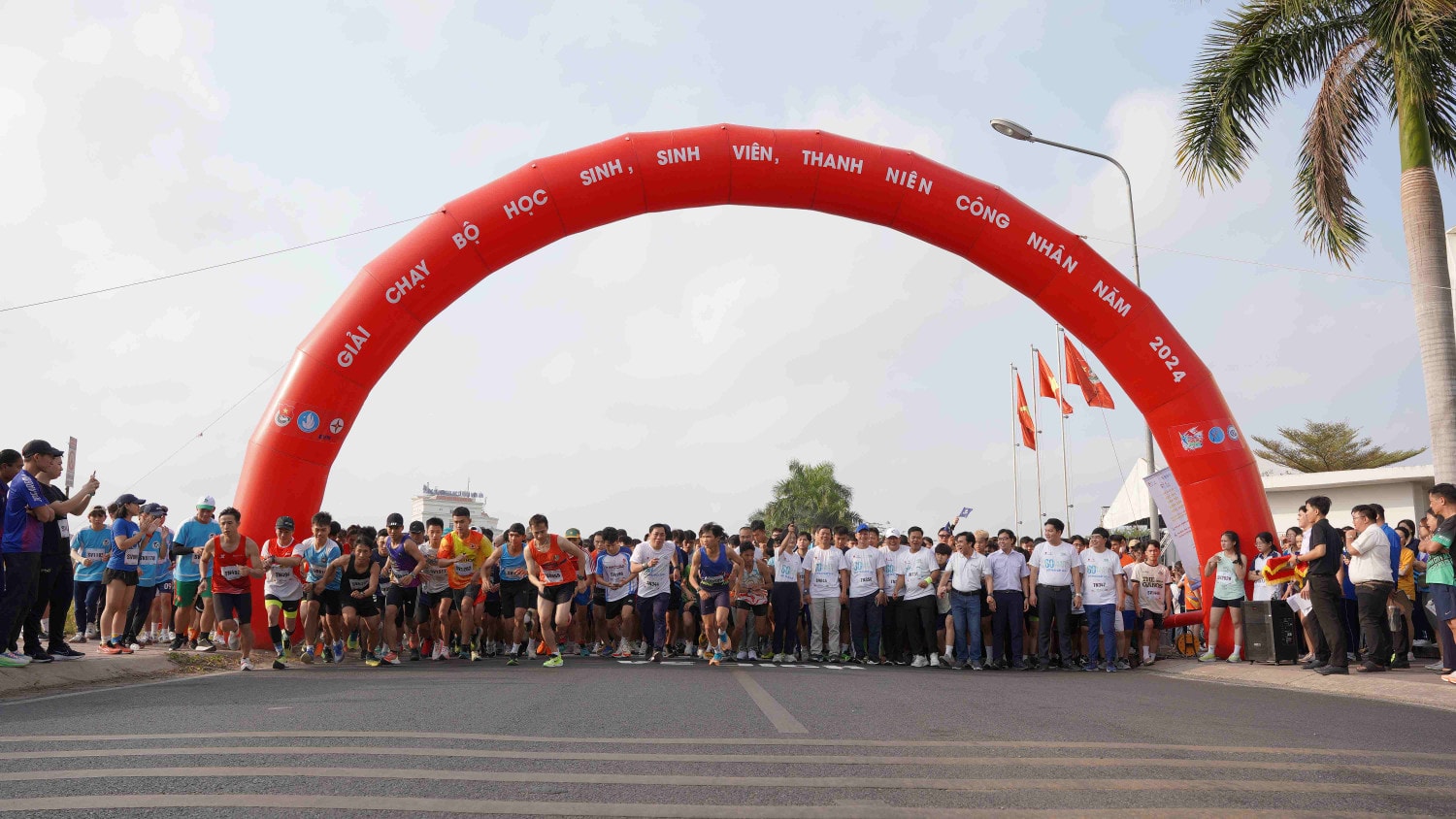 Các vận động viên tham gia giải chạy Tham gia giải chạy bộ hưởng ứng chiến dịch Giờ Trái đất năm 2024 -1