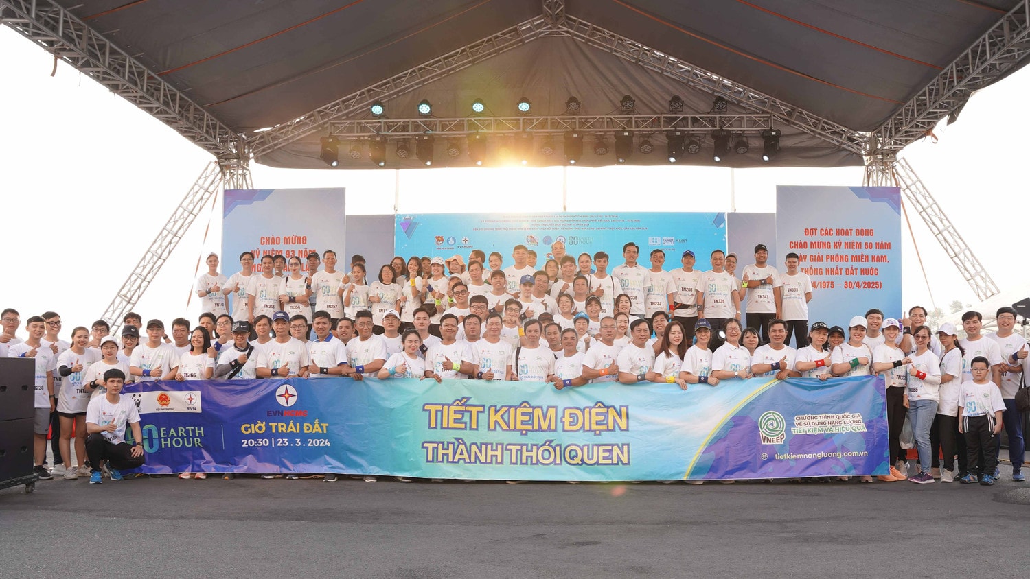 Cán bộ, nhân viên EVNHCMC chụp hình trước giờ xuất phát Tham gia giải chạy bộ hưởng ứng chiến dịch Giờ Trái đất năm 2024 -0