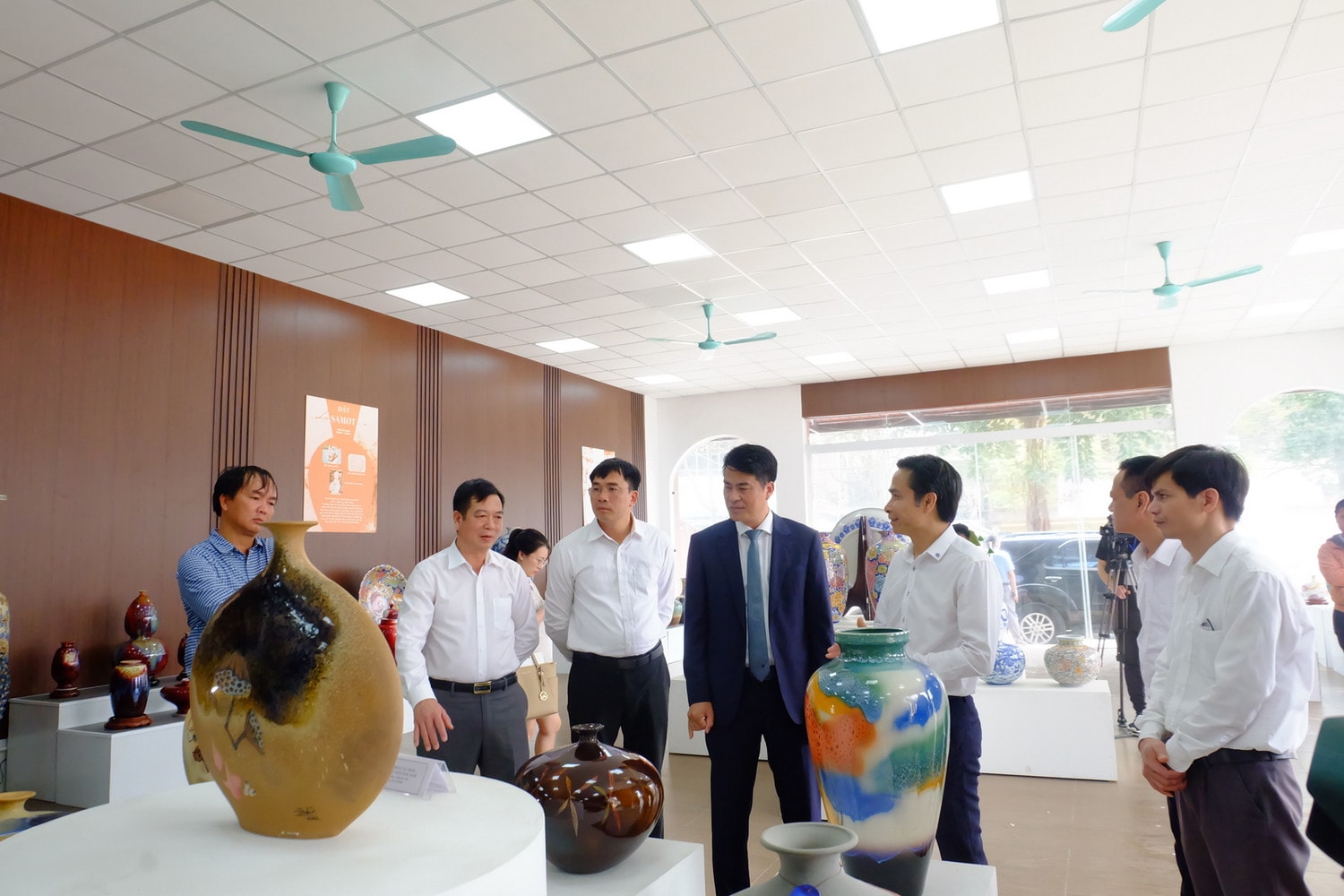 Các đại biểu tham quan khu trưng bày tác phẩm của nghệ nhân đạt chuẩn OCOP Hà Nội ra mắt trung tâm thiết kế sáng tạo, quảng bá sản phẩm làng nghề -1