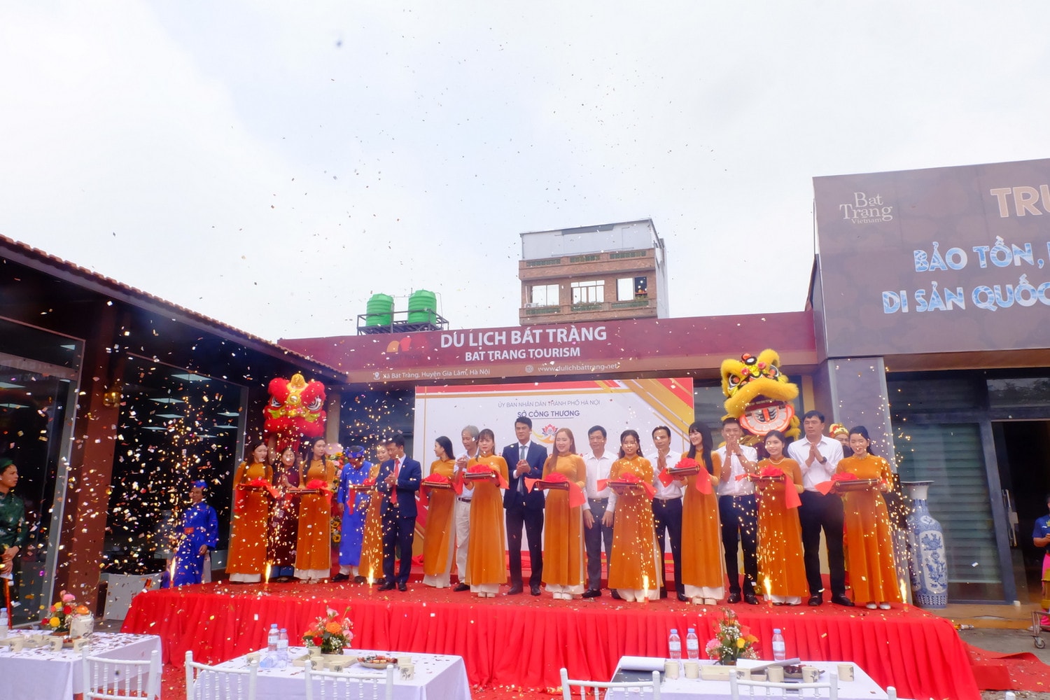 Sở Công Thương Hà Nội thực hiện công bố Quyết định và gắn biển cho Trung tâm thiết kế sáng tạo, bảo tồn, phát triển gốm di sản quốc gia, thương mại và du lịch 1.000 năm Thăng Long Hà Nội ra mắt trung tâm thiết kế sáng tạo, quảng bá sản phẩm làng nghề -0