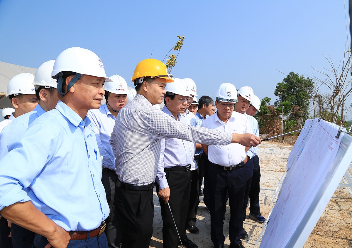 Đoàn công tác kiểm tra thực địa vị trí sẽ triển khai thi công NMTĐ Trị An mở rộng. Giám đốc EVNPMB3 Phạm Thanh Hoài báo cáo về tình hình triển khai dự án. Ảnh: EVN