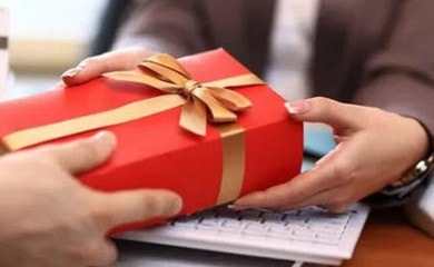Công chức có bị xử lý kỷ luật khi nhận quà tặng, phong bì của dân? -0