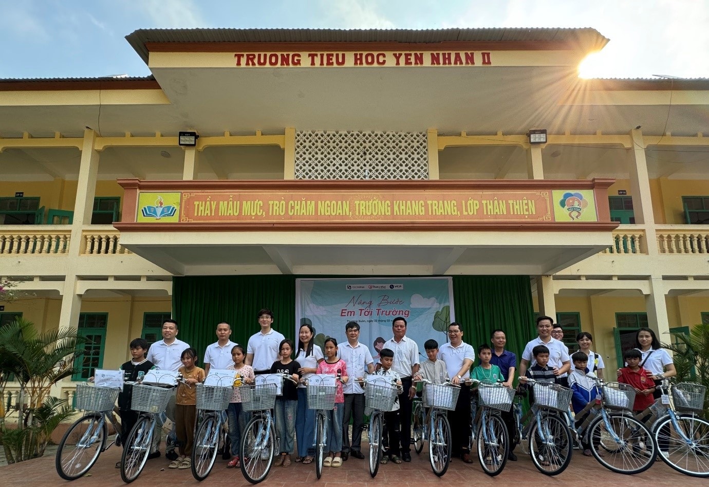 Trao quà cho các em học sinh nghèo, hoàn cảnh khó khăn huyện vùng cao, tỉnh Thanh Hóa -0