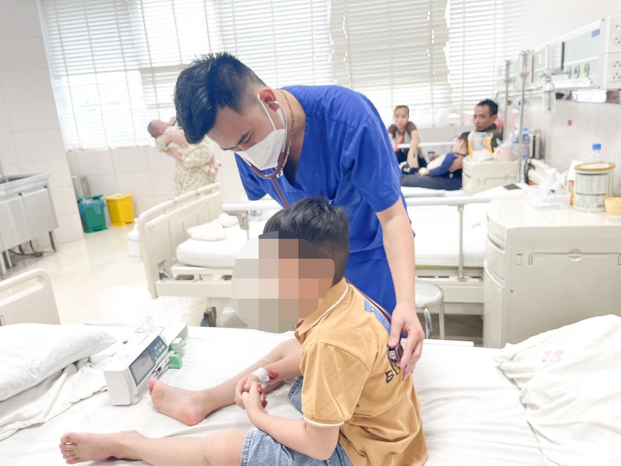 Bất ngờ yếu liệt tứ chi, bé trai 7 tuổi mắc bệnh nhồi máu não hiếm gặp -0