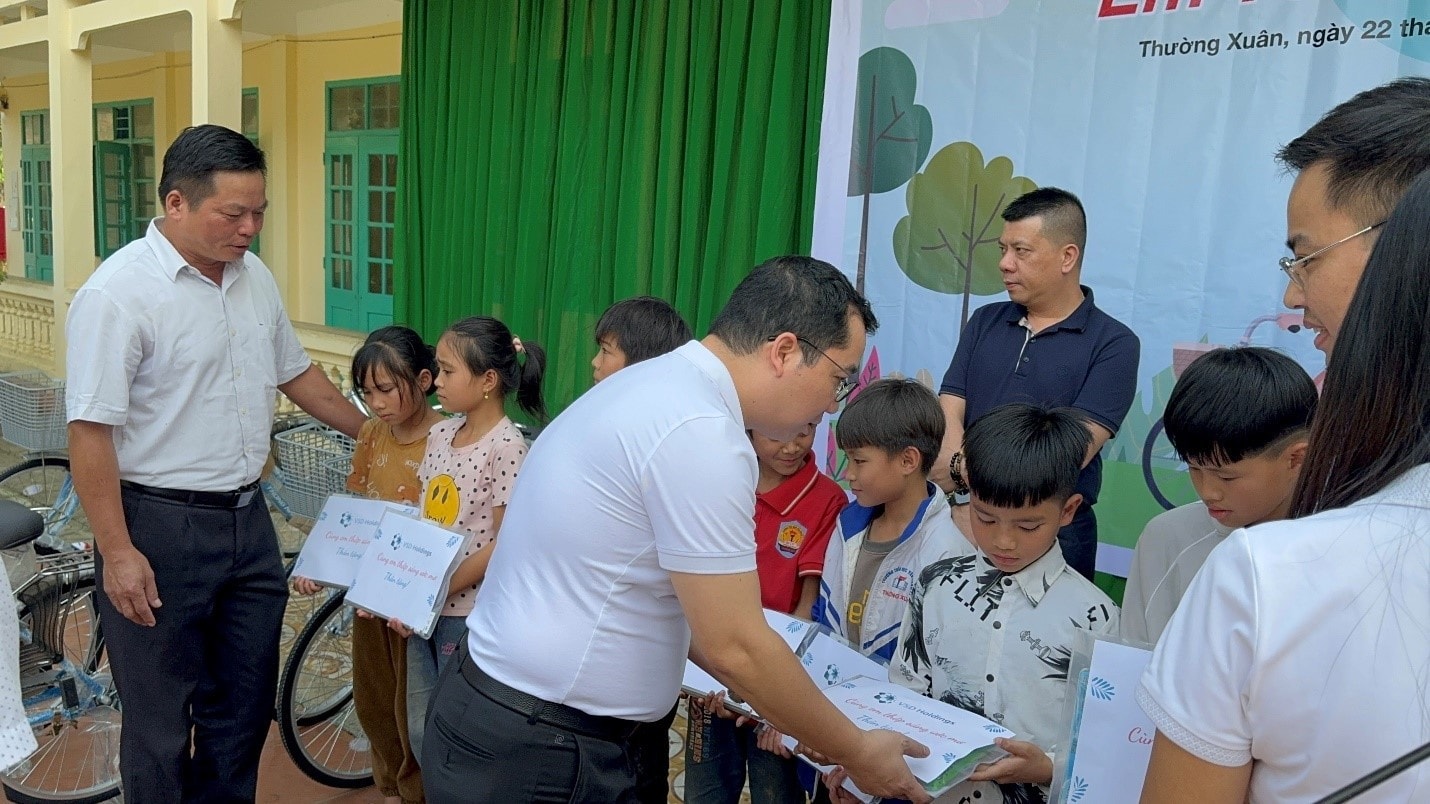 Trao quà cho các em học sinh nghèo, hoàn cảnh khó khăn huyện vùng cao, tỉnh Thanh Hóa -0