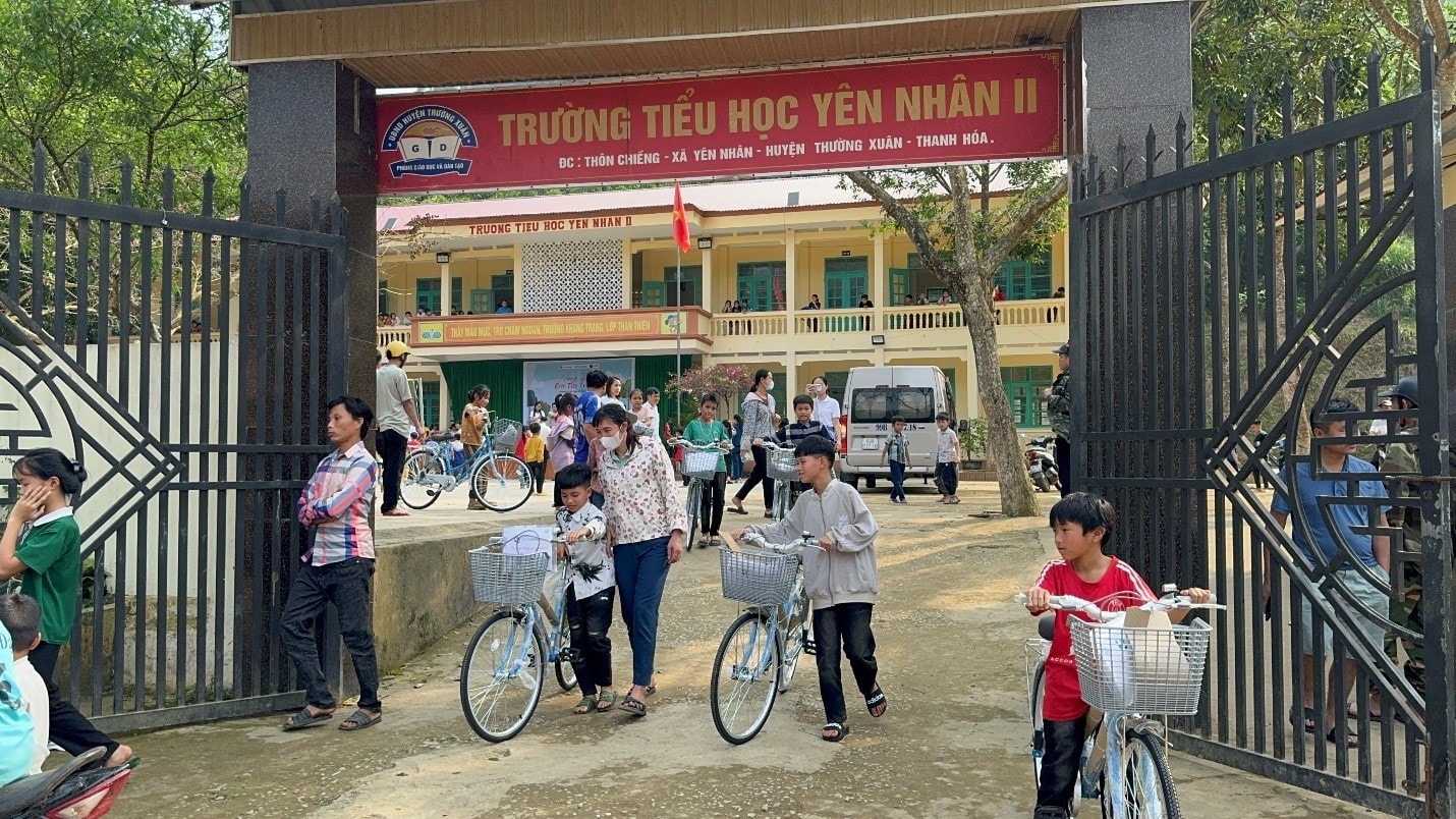 Trao quà cho các em học sinh nghèo, hoàn cảnh khó khăn huyện vùng cao, tỉnh Thanh Hóa -0