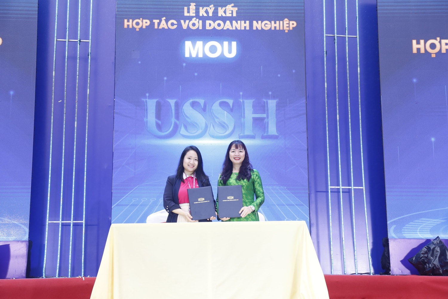 PGS.TS Đặng Thị Thu Hương, Phó Hiệu trưởng Trường Đại học Khoa học Xã hội và Nhân văn đại diện ký kết thỏa thuận hợp tác giữa Trường Đại học Khoa học Xã hội và Nhân văn với các doanh nghiệp Trường ĐH KHXH&NV, ĐHQGHN: Đảm bảo yếu tố hàn lâm học thuật nhưng không coi nhẹ yếu tố hội nhập -0