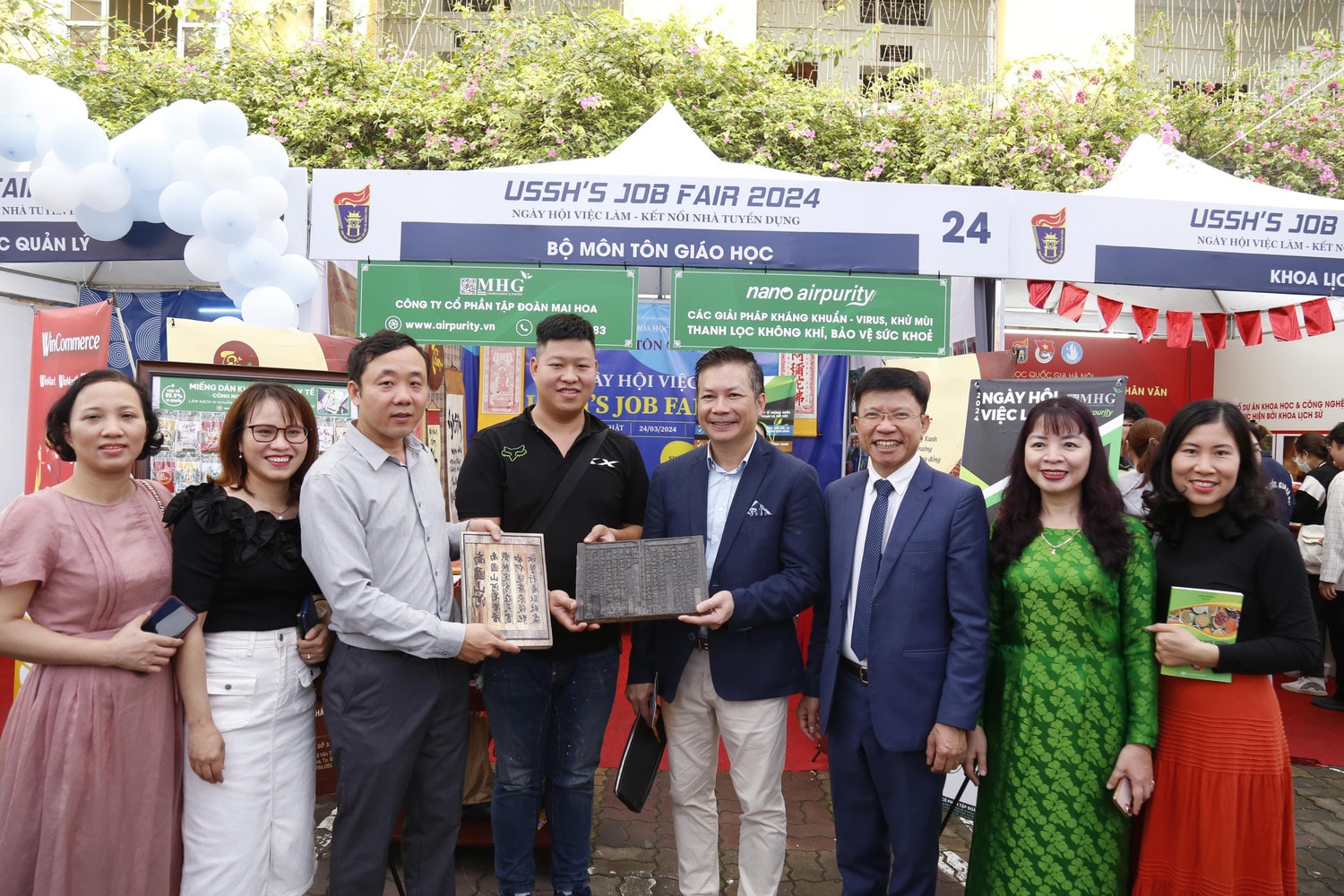 Ông Phạm Thanh Hưng (thứ tư từ phải qua) cùng lãnh đạo, giảng viên Trường Đại học Khoa học Xã hội và Nhân văn tại Ngày hội việc làm 2024 Trường ĐH KHXH&NV, ĐHQGHN: Đảm bảo yếu tố hàn lâm học thuật nhưng không coi nhẹ yếu tố hội nhập -0