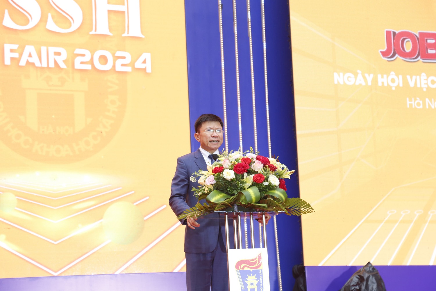 GS.TS Hoàng Anh Tuấn, Hiệu trưởng Trường Đại học Khoa học Xã hội và Nhân văn, Đại học Quốc gia Hà Nội phát biểu tại chương trình Ngày hội việc làm - Kết nối nhà tuyển dụng năm 2024 Trường ĐH KHXH&NV, ĐHQGHN: Đảm bảo yếu tố hàn lâm học thuật nhưng không coi nhẹ yếu tố hội nhập -0