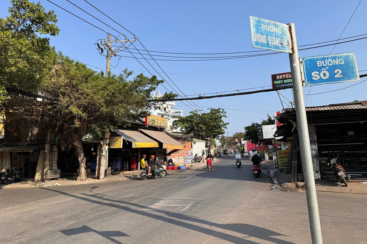 Vụ hàng chục hộ dân có nhà đất bị thu hồi mòn mỏi chờ giải quyết: Hiện trạng đường Dương Quảng Hàm thế nào? -0