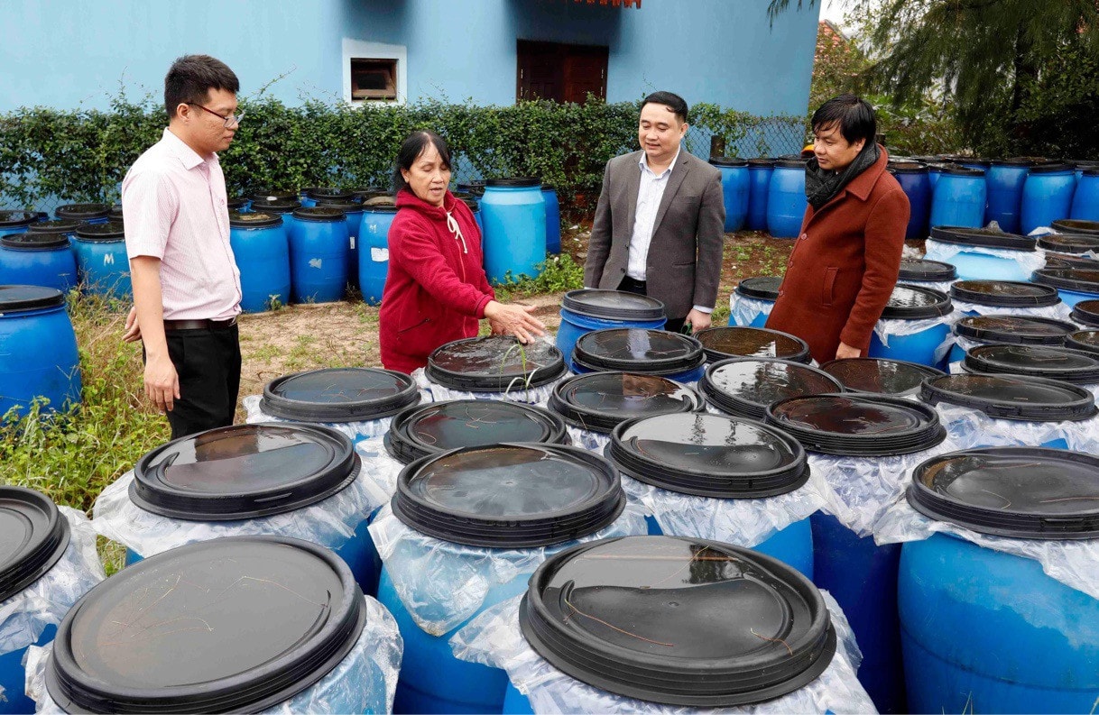 Ảnh chung cả trang: Cán bộ NHCSXH Phú Vang kiểm tra việc sử dụng vốn của các hộ dân. Ảnh: Đức Kiên