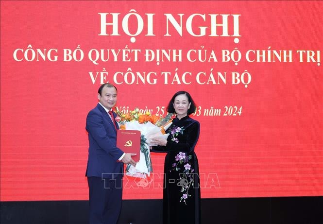 Thường trực Ban Bí thư Trương Thị Mai trao Quyết định, tặng hoa chúc mừng tân Tổng Biên tập Tạp chí Cộng sản Lê Hải Bình