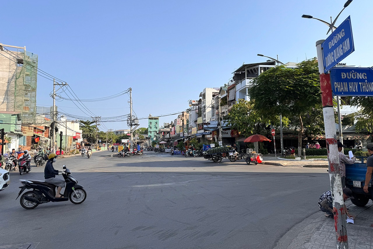Vụ hàng chục hộ dân có nhà đất bị thu hồi mòn mỏi chờ giải quyết: Hiện trạng đường Dương Quảng Hàm thế nào? -0