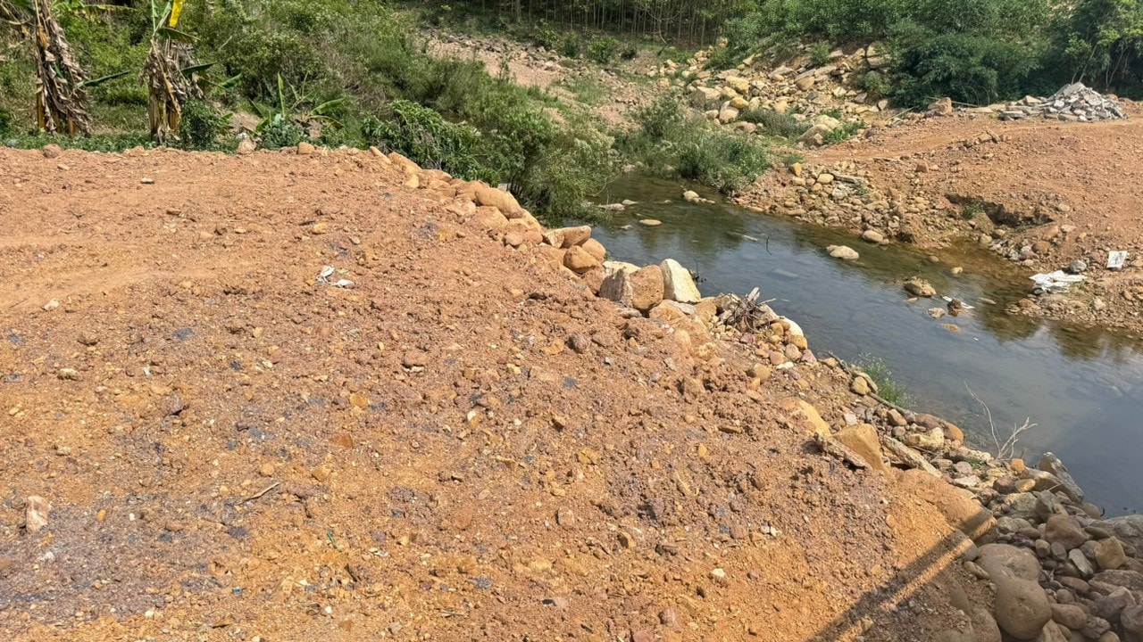 Bắc Giang: Thi công dự án đường bê tông hơn 65 tỷ đồng, Công ty CP đầu tư xây dựng Hải Long vô trách nhiệm đổ đất thải bừa bãi -0