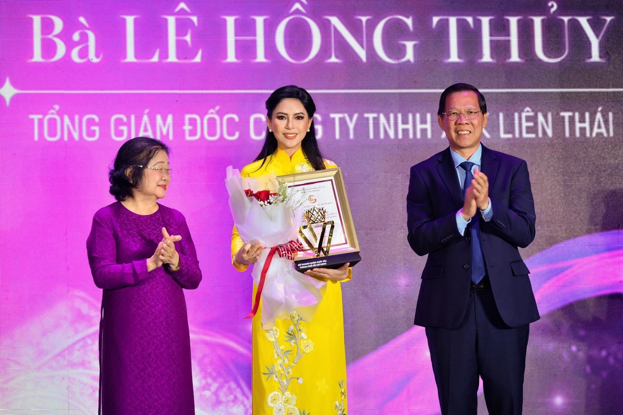 Chủ tịch UBND TP. Hồ Chí Minh Phan Văn Mãi và nguyên Phó Chủ tịch nước Trương Mỹ Hoa trao giải cho bà Lê Hồng Thủy Tiên. Ảnh: Văn Anh Lê Hồng Thuỷ Tiên được vinh danh nữ doanh nhân xuất sắc TP. Hồ Chí Minh 2024 -0
