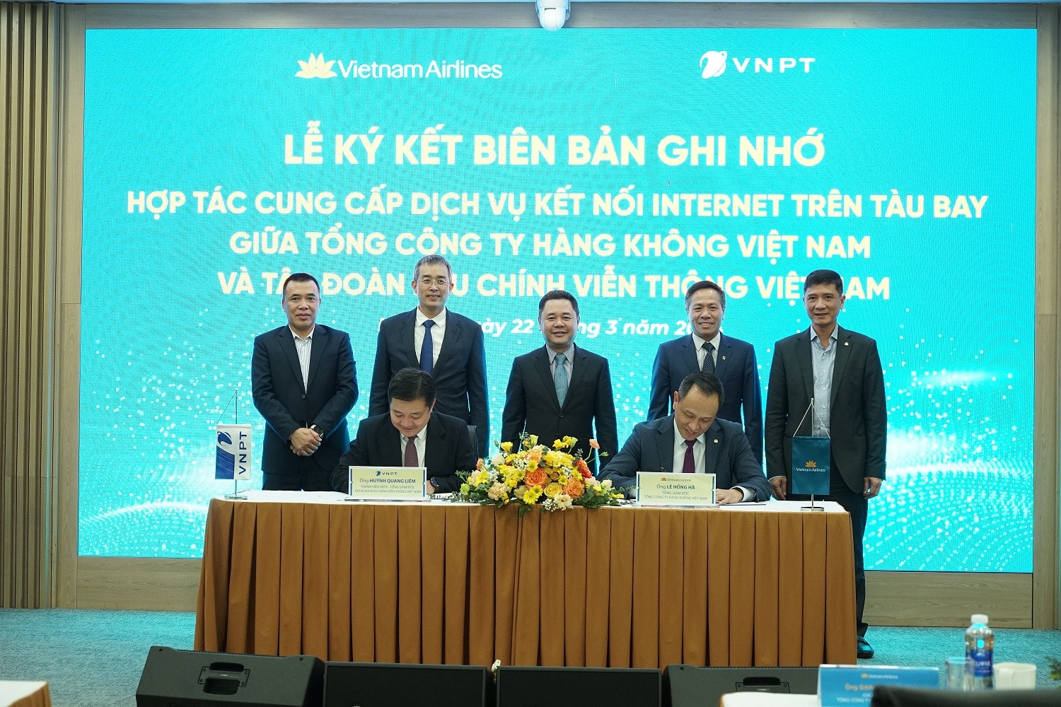 Ông Lê Hồng Hà, Tổng giám đốc Vietnam Airlines và ông Huỳnh Quang Liêm, Tổng giám đốc VNPT ký kết Biên bản ghi nhớ hợp tác. Ảnh: BN Vietnam Airlines và VNPT hợp tác phát triển dịch vụ kết nối internet trên máy bay -0