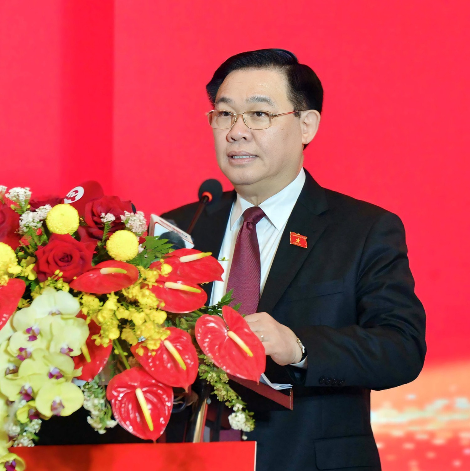 Bám sát sự lãnh đạo của cấp ủy, 