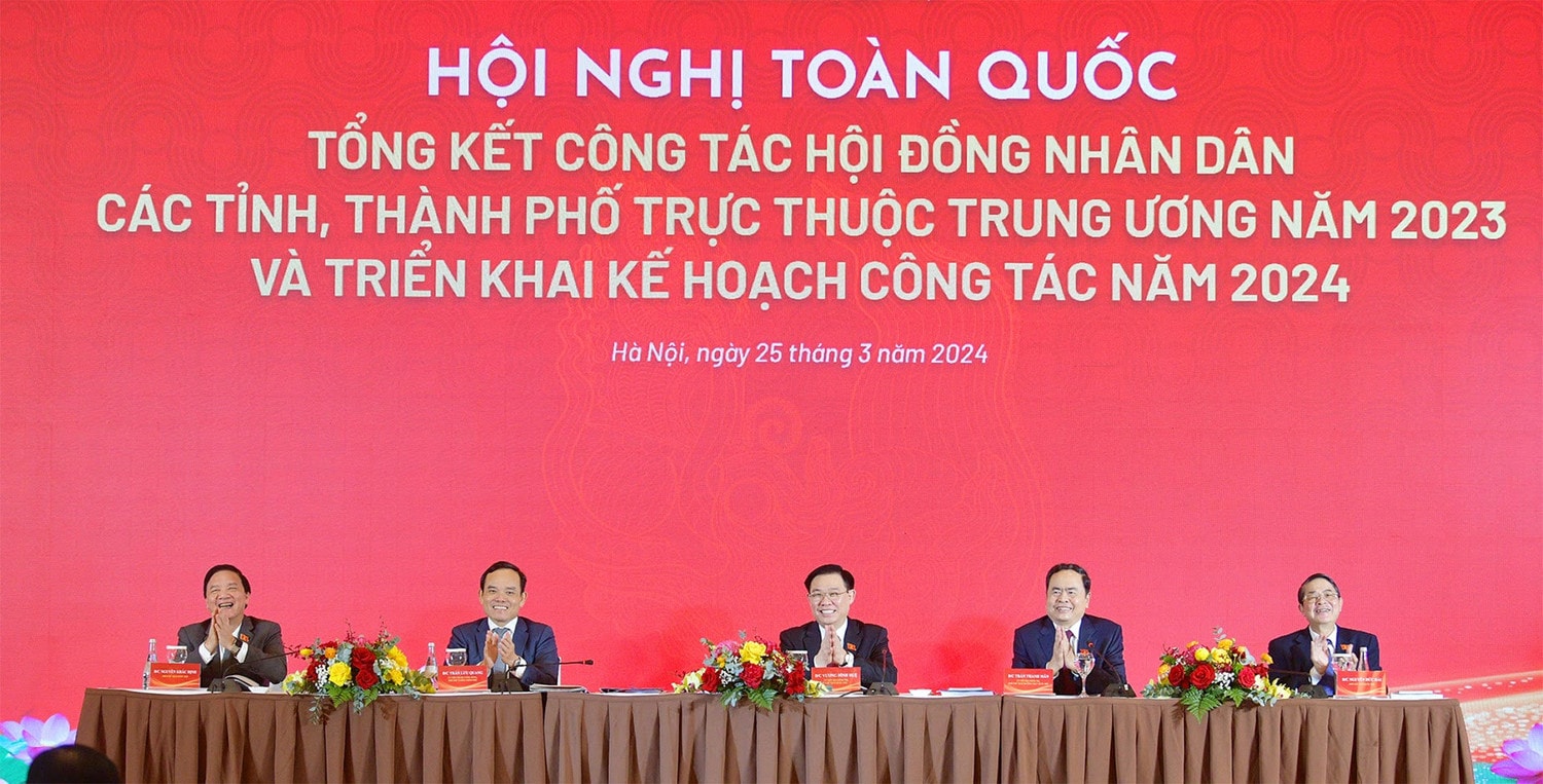 Bám sát sự lãnh đạo của cấp ủy, 