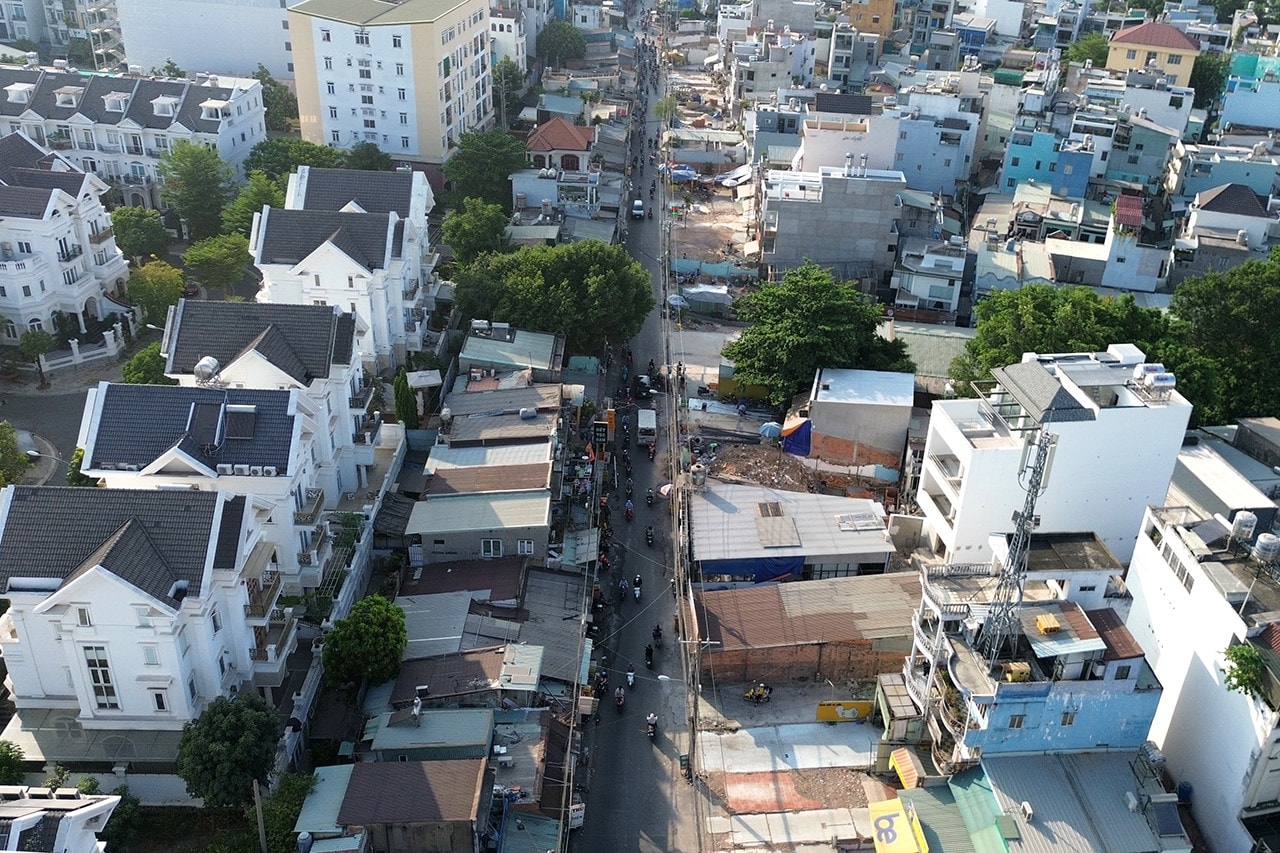 Những hộ dân tại đây cho rằng, UBND quận Gò Vấp điều chỉnh thiết kế dự án, vi phạm quy hoạch đã được phê duyệt, việc thu hồi toàn bộ nhà, đất tại khu vực này chưa hợp lý... Vụ hàng chục hộ dân có nhà đất bị thu hồi mòn mỏi chờ giải quyết: Hiện trạng đường Dương Quảng Hàm thế nào? -0