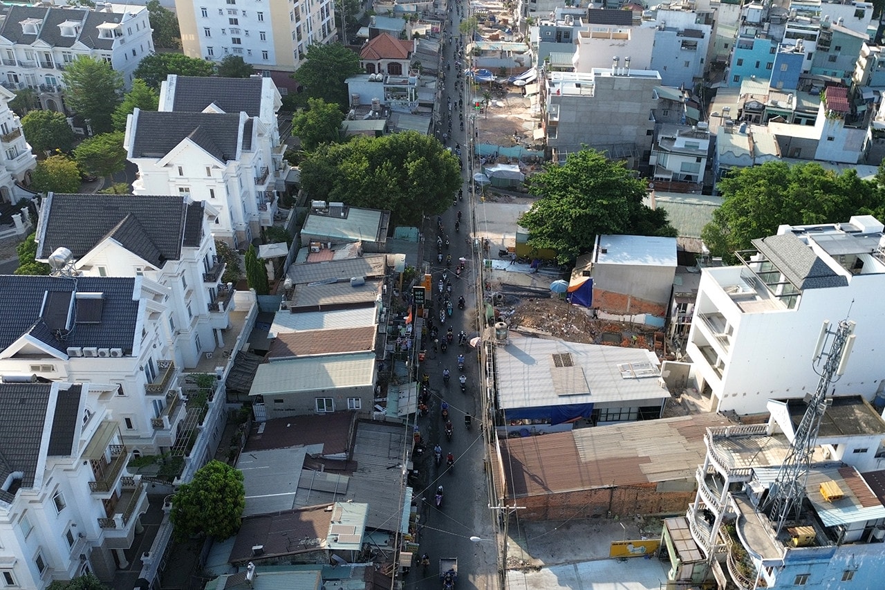 Liên quan đến những kiến nghị, bức xúc của tập thể 25 hộ dân Phường 5, quận Gò Vấp có nhà, đất thuộc diện thu hồi để thực hiện dự án nâng cấp, mở rộng đường Dương Quảng Hàm, Ban Nội chính Thành uỷ TP. Hồ Chí Minh đã chuyển đơn đến Bí thư Quận uỷ quận Gò Vấp đề nghị xem xét, giải quyết Vụ hàng chục hộ dân có nhà đất bị thu hồi mòn mỏi chờ giải quyết: Hiện trạng đường Dương Quảng Hàm thế nào? -0