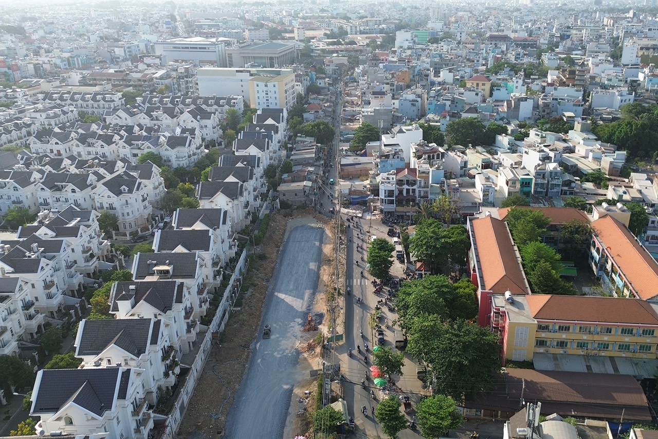 Dự án mở rộng, nâng cấp đường Dương Quảng Hàm có chiều dài toàn tuyến gần 2,5km, rộng 32m, quy mô 6 làn xe; thuộc danh mục công trình, dự án trọng điểm trên địa bàn TP. Hồ Chí Minh Vụ hàng chục hộ dân có nhà đất bị thu hồi mòn mỏi chờ giải quyết: Hiện trạng đường Dương Quảng Hàm thế nào? -0