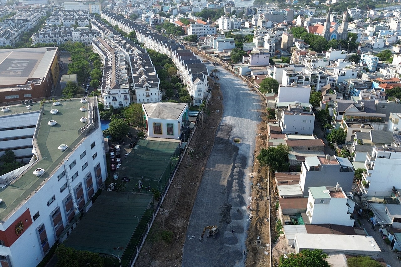 Dự án mở rộng, nâng cấp đường Dương Quảng Hàm kéo dài đến Công viên Văn hóa, quận Gò Vấp. Dự kiến, cuối năm 2025 dự án hoàn thành, đưa vào sử dụng Vụ hàng chục hộ dân có nhà đất bị thu hồi mòn mỏi chờ giải quyết: Hiện trạng đường Dương Quảng Hàm thế nào? -0