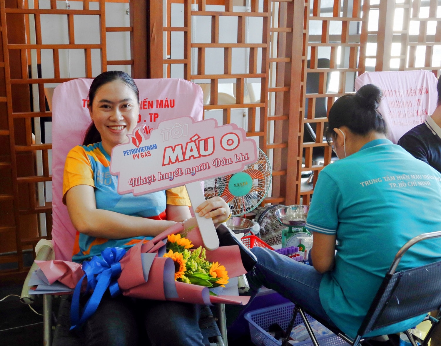 Chị Nguyễn Thị Thanh Thúy, người dân sống tại huyện Nhà Bè tham gia hiến máu. Ảnh: PVN