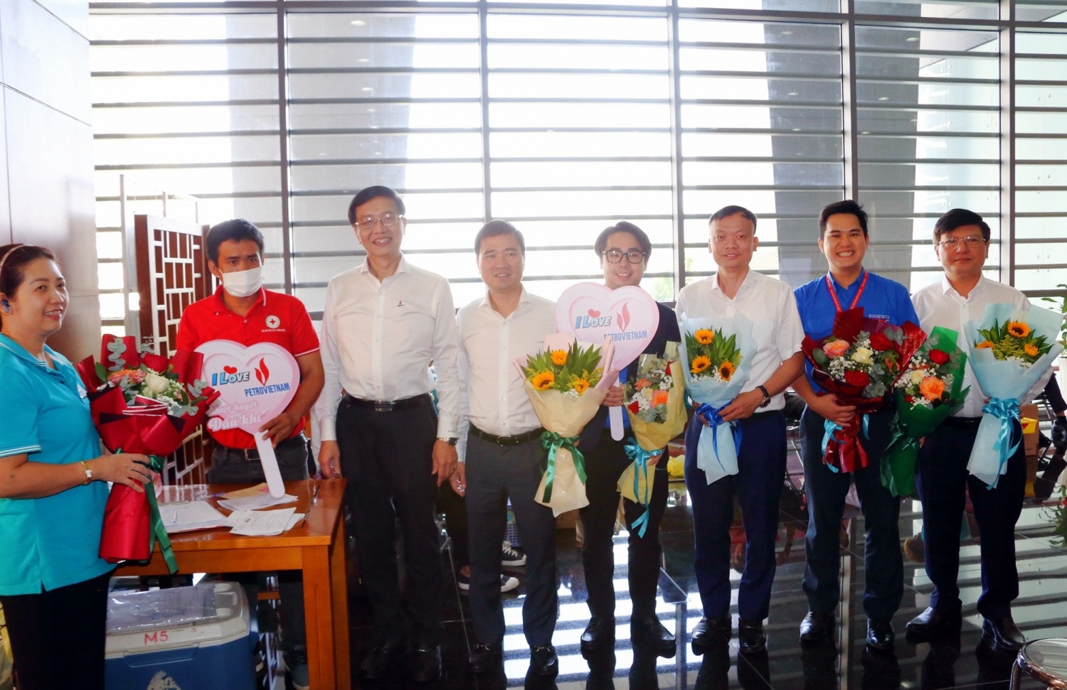 Trưởng Ban Truyền thông và Văn hoá doanh nghiệp Tập đoàn Trần Quang Dũng và đại diện Công đoàn Dầu khí Việt Nam, Đoàn Thanh niên, Hội Cựu chiến binh Tập đoàn tặng quà cho người tham gia hiến máu. Ảnh: PV\N