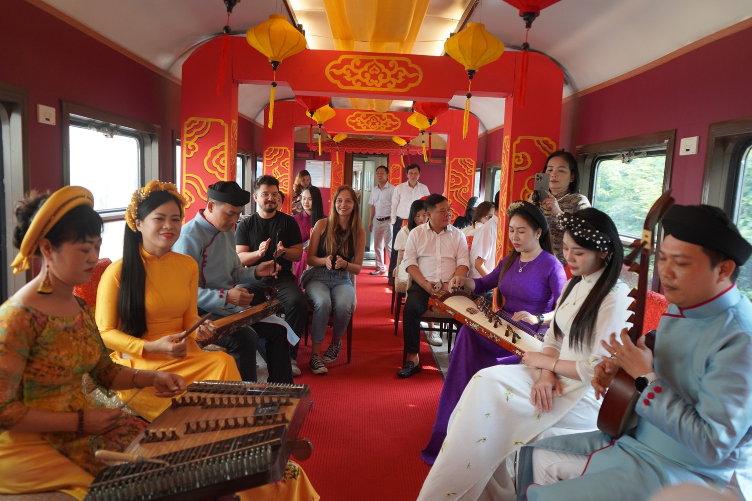 Đoàn tàu “kết nối di sản miền Trung” khu đoạn Huế – Đà Nẵng chính thức vận hành -0