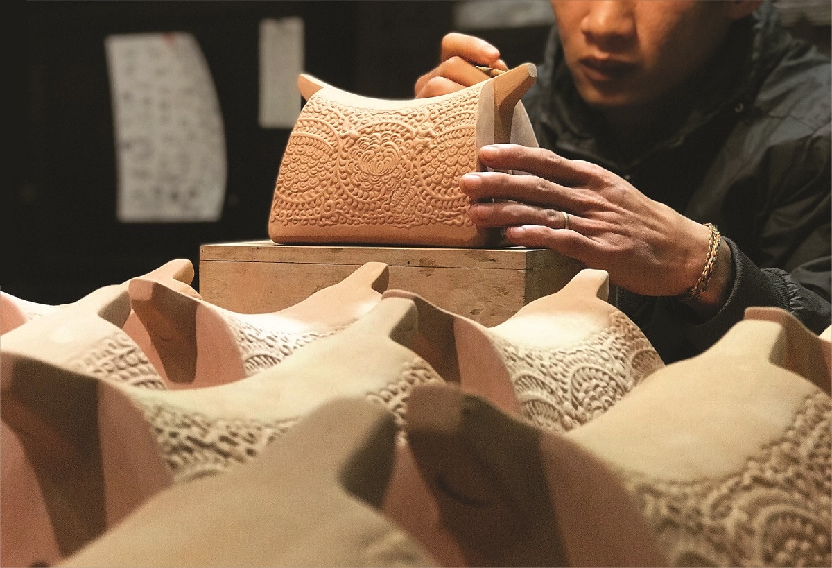 Gốm đã trở thành một phương tiện lý tưởng cho các nghệ sĩ đương đại. Ảnh: Luxuo