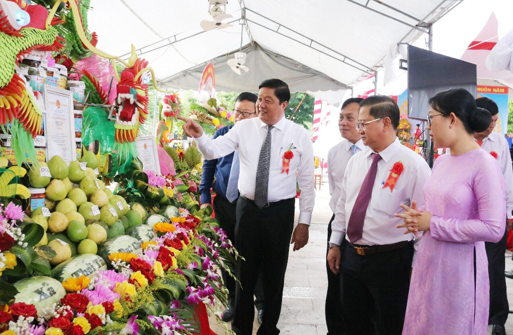 Lãnh đạo TP. Cần Thơ xem các gian hàng trưng bày sản phẩm OCOP của huyện Thới Lai TP Cần Thơ: Huyện Thới Lai sớm về đích huyện Nông thôn mới nâng cao vào năm 2025