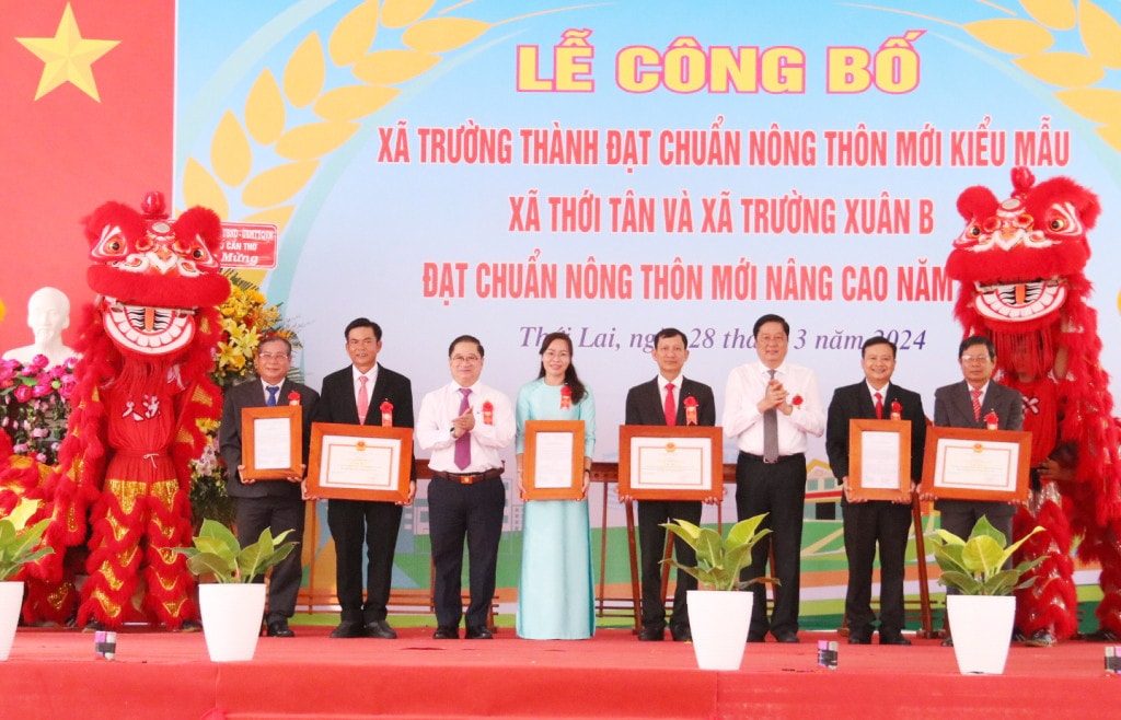 Chủ tịch HĐND TP. Cần Thơ Phạm Văn Hiểu (thứ 3 bên phải) và Chủ tịch UBND TP Cần Thơ Trần Việt Trường (thứ 3 bên trái) trao chứng nhận xã đạt chuẩn nông thôn mới nâng cao và xã nông thôn mới kiểu mẫu cho lãnh đạo xã Trường Thành, xã Thới Tân và xã Trường Xuân B TP Cần Thơ: Huyện Thới Lai sớm về đích huyện Nông thôn mới nâng cao vào năm 2025