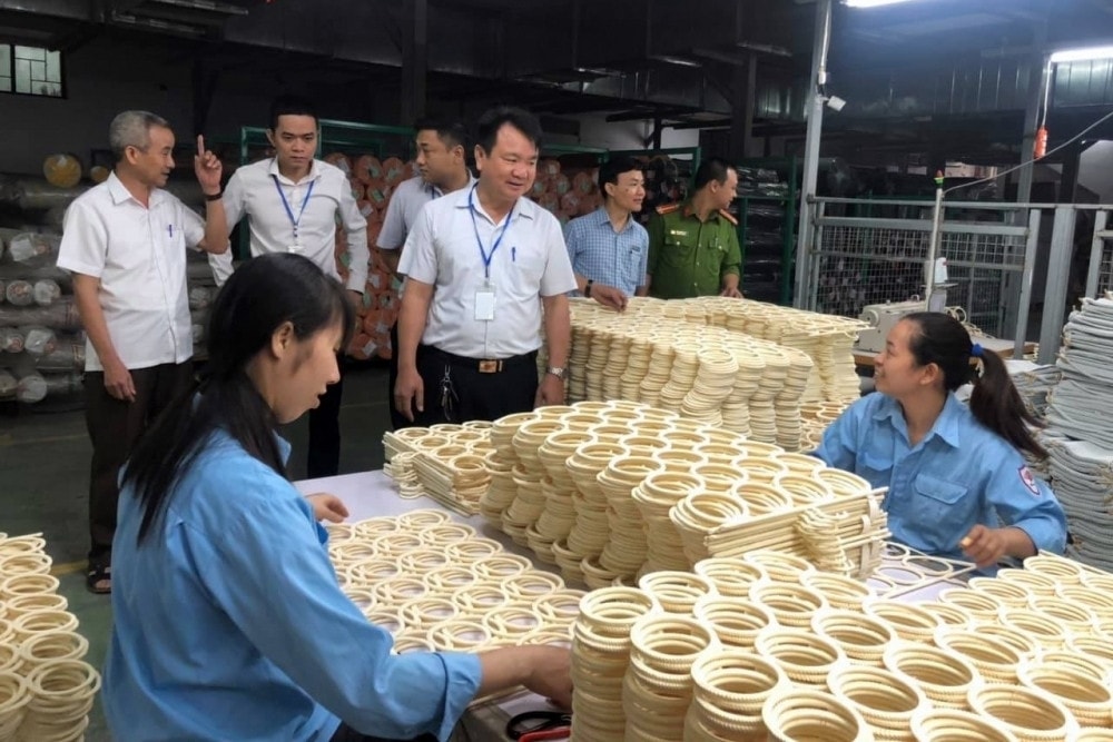 Liên đoàn Lao động huyện Chương Mỹ (Hà Nội) phối hợp với ban ngành chức năng kiểm tra việc thực hiện pháp luật về an toàn, vệ sinh lao động tại doanh nghiệp. Ảnh: Phương Dung