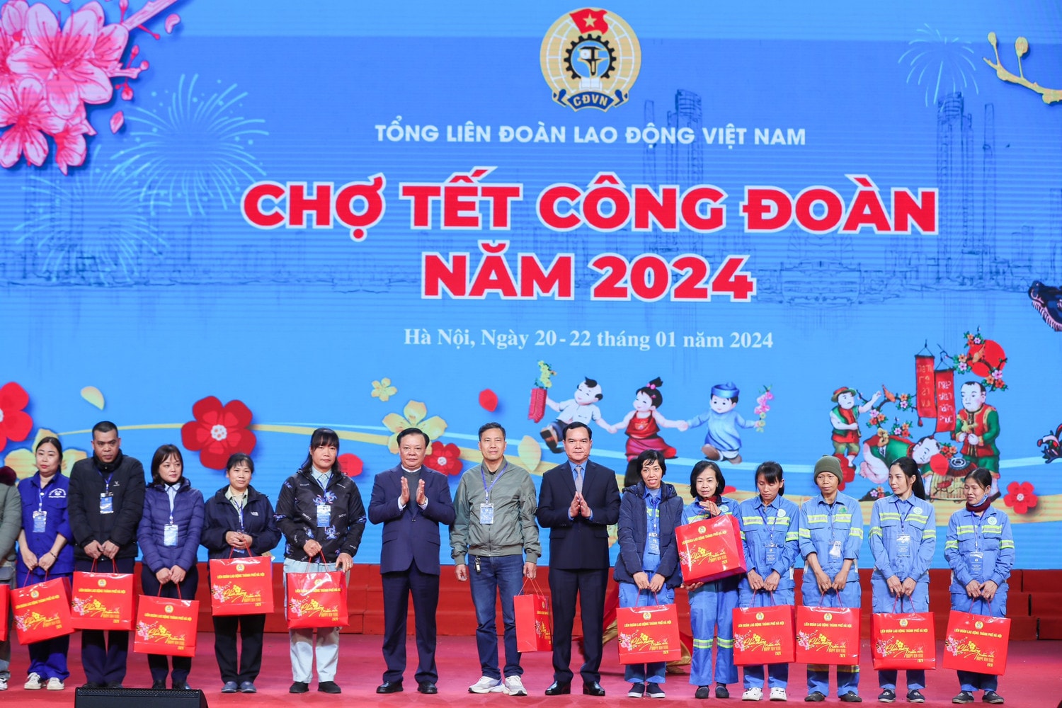 Công đoàn tặng quà cho công nhân lao động khó khăn trong dịp tết Nguyên Đán 2024. Ảnh: Trần Thu