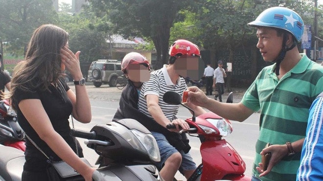 Cảnh sát giao thông mặc thường phục có được dừng xe xử phạt không? -0
