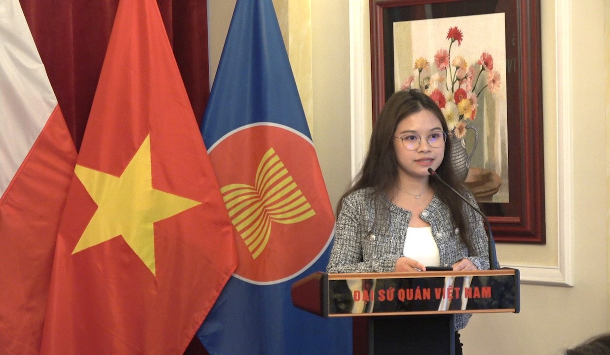 Phó Chủ tịch Quốc hội, Thượng tướng Trần Quang Phương gặp gỡ đại diện cộng đồng người Việt Nam tại Ba Lan