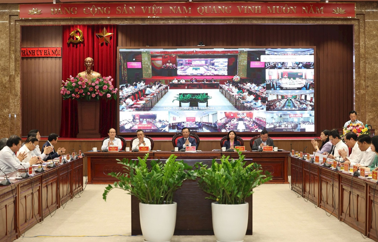 Thường trực Thành ủy Hà Nội chủ trì Hội nghị. Ảnh: VA