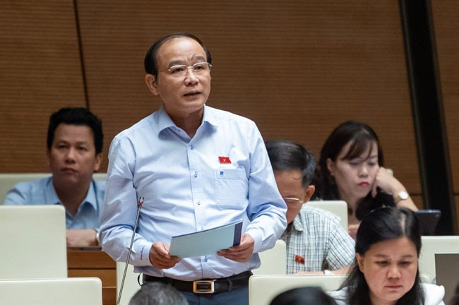 Phó Trưởng đoàn chuyên trách Đoàn ĐBQH thành phố Lã Thanh Tân thảo luận về về một số nội dung còn ý kiến khác nhau của dự thảo Luật Kinh doanh bất động sản (sửa đổi) tại Kỳ họp thứ Sáu, Quốc hội Khóa XV 