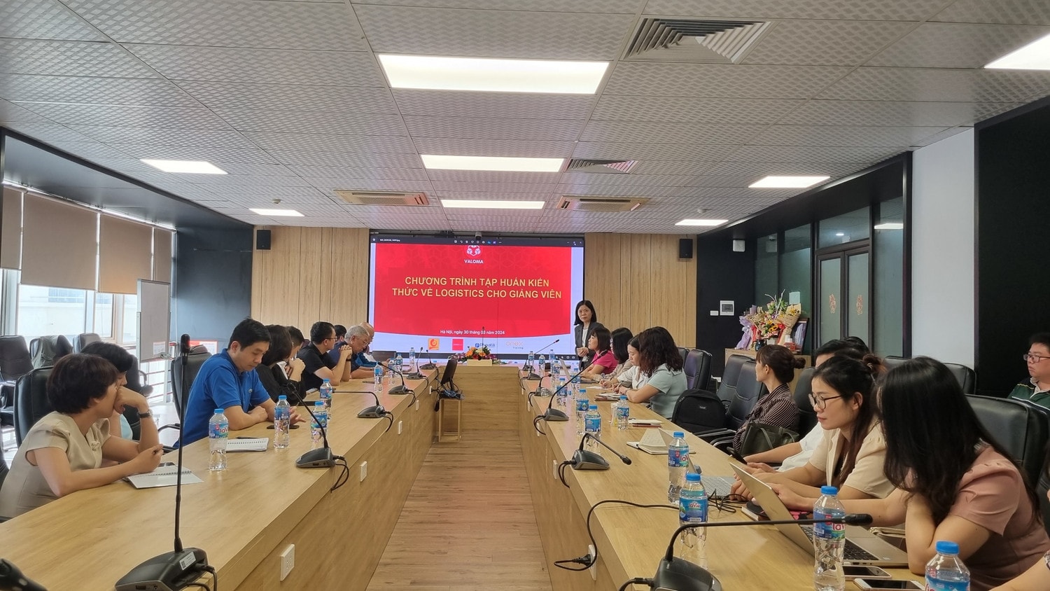 Tập huấn kiến thức về logistics cho gần 100 giảng viên trẻ -0
