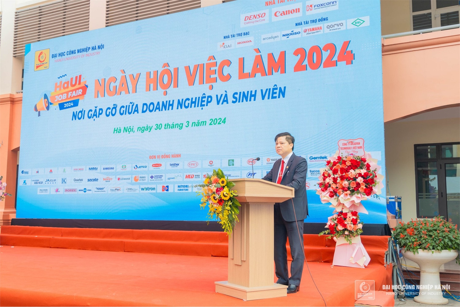 Hơn 7.000 cơ hội việc làm cho sinh viên tại Ngày hội việc làm của Trường Công nghiệp Hà Nội -0